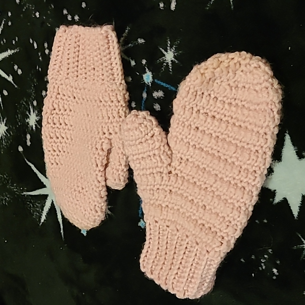 🚨2/$20🚨     HAND CRAFTED WINTER Crochet Mittens